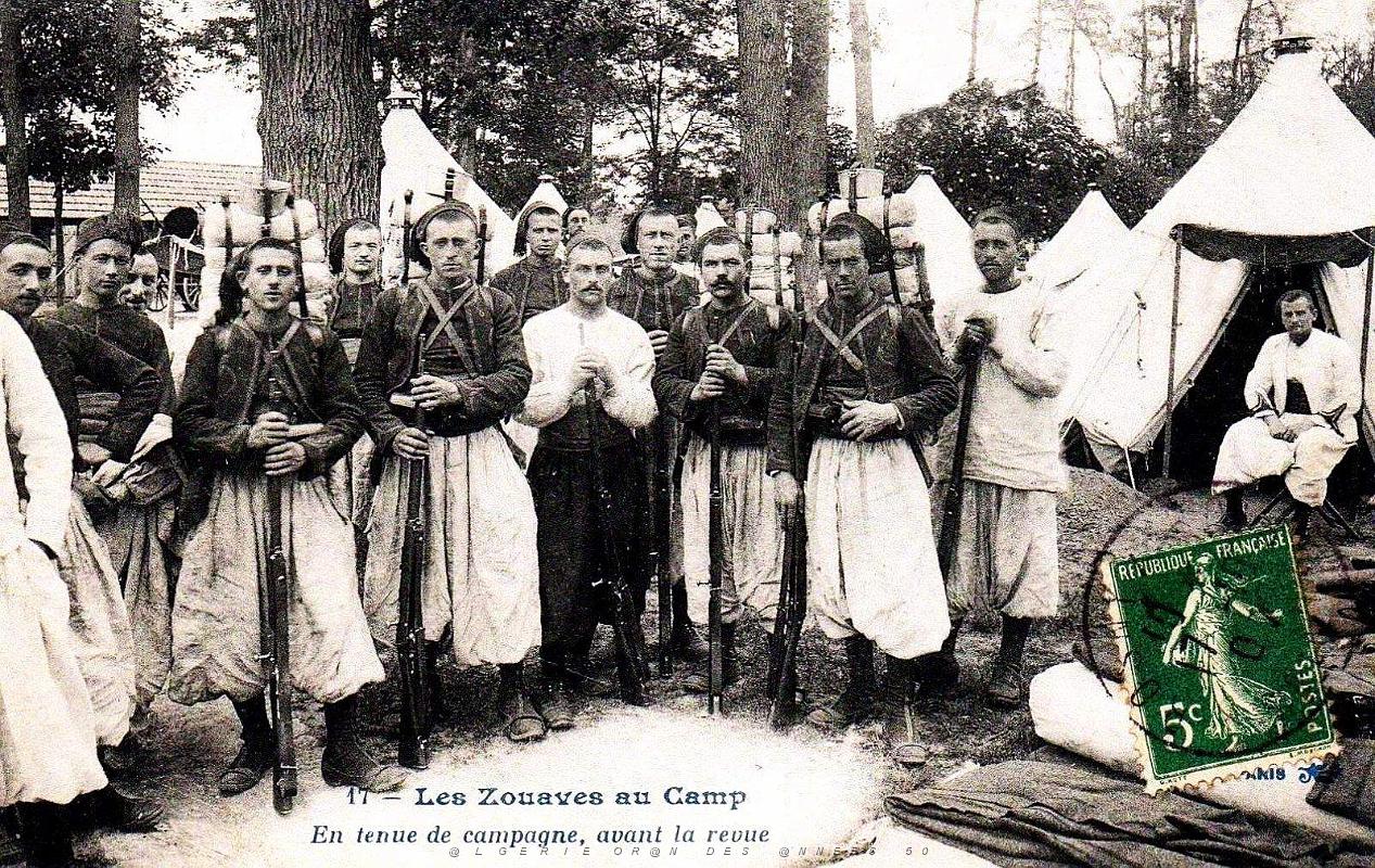 Algerie - Zouaves en tenue avant la Revue - 1907.jpg